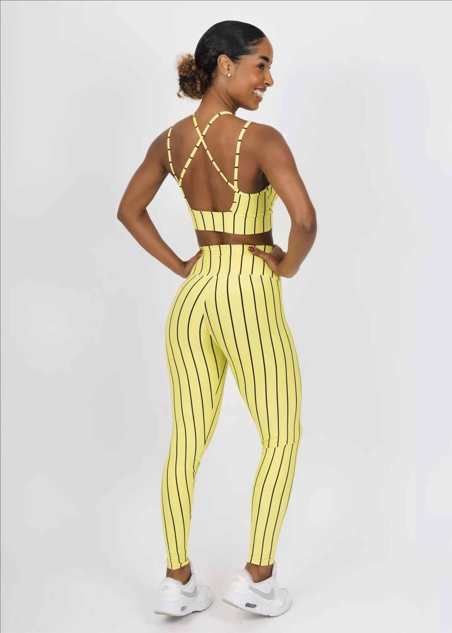Conjunto Fitness Woman – Legging + Top Riscas Pretas Fundo Mostarda