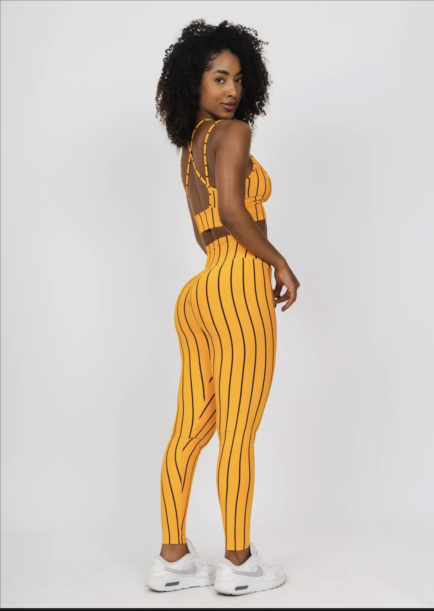 Conjunto Fitness Woman - Legging Básica + Top Lara Suplex Riscas Pretas Fundo Selenita